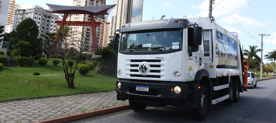 Funcionários da URBAM realizando o serviço de capina
